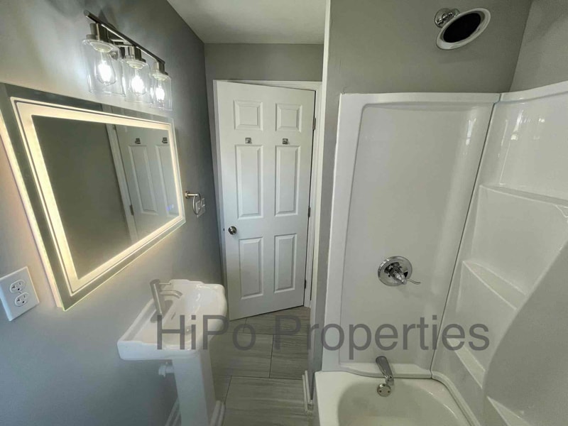 Building Photo - 1747 Center Way S