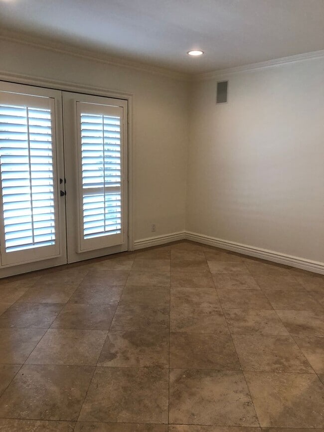 Building Photo - Three-story downtown home two blocks from ...