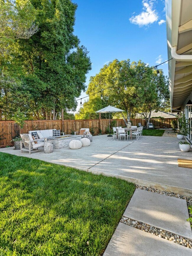 Building Photo - 880 Pinehurst Dr