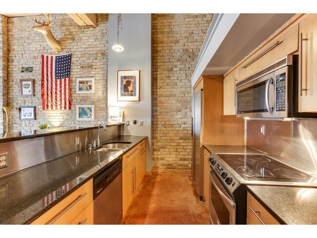 Building Photo - 210 N 2nd St