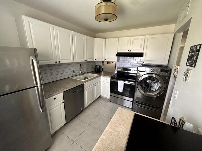 Building Photo - 4070 Tivoli Ct