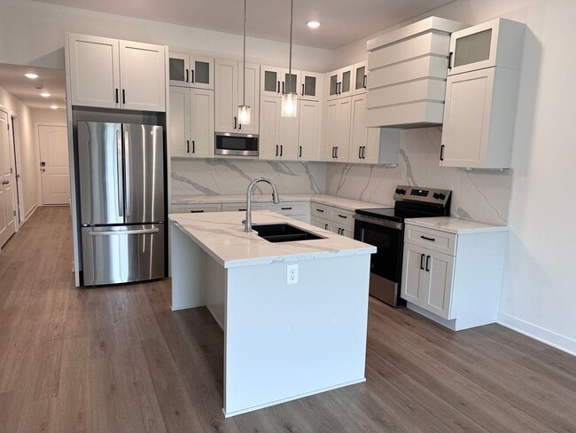 Building Photo - 3 Bed | 2 Bath | 1 Car Garage Single Level Duplex in Kansas City w/ Move In Special