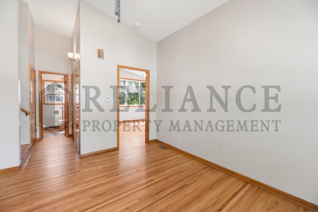 Building Photo - 533 S Westview Dr