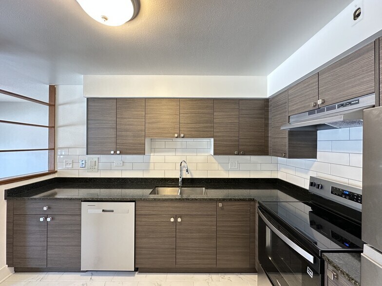 Building Photo - 1653 Oakwood Ave