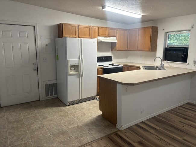 Primary Photo - 1166 SE Hamilton Rd