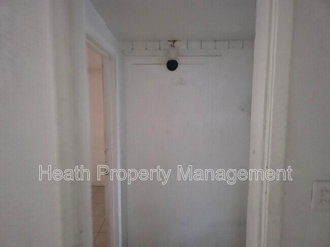 Building Photo - 504 6th Ave NW