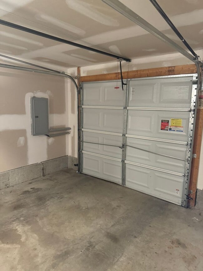 Building Photo - Coming Soon - Spacious 3 Bedroom, 2.5 Bath...