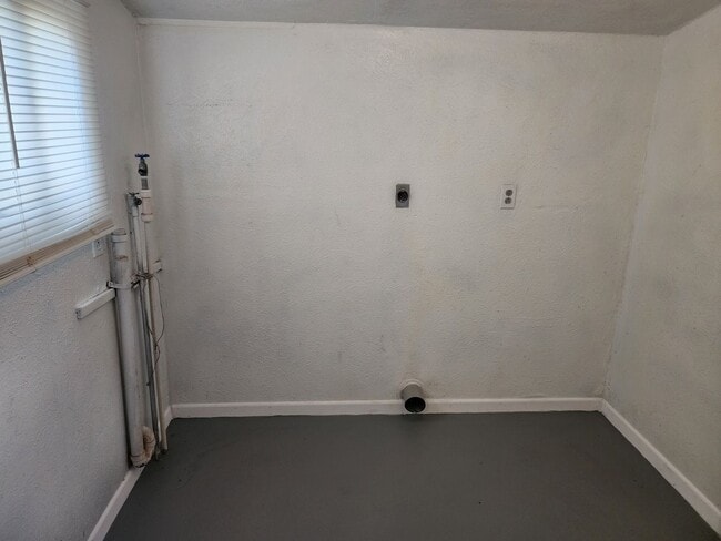 Building Photo - 809 S Avenue A