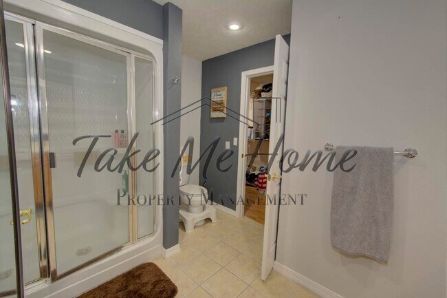 Building Photo - 3 Bedroom 2.5 Baths in Kickapoo District!