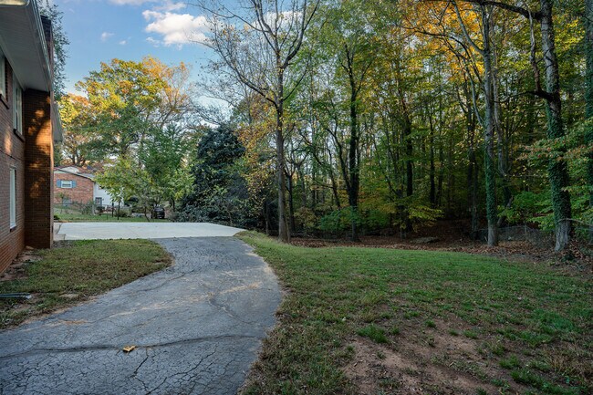 Building Photo - 2860 Lansdowne Drive