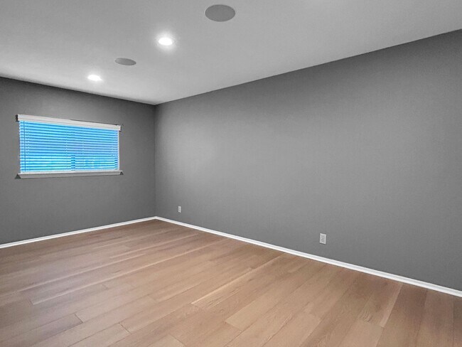 Building Photo - Freshly Updated 4-Bedroom Home with Pool, Fireplace & New Flooring in Universal City