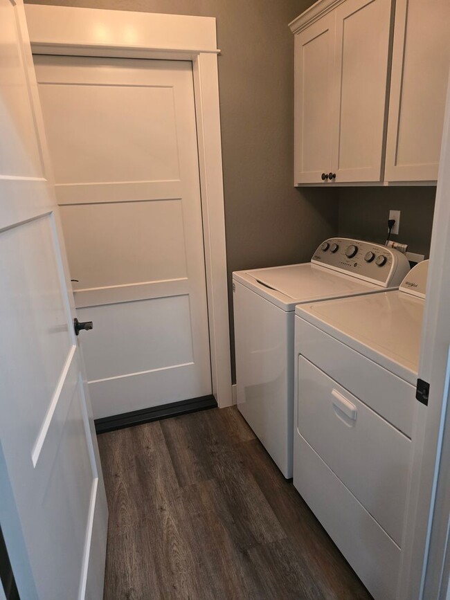 Building Photo - 3 bed 2 bath  Home for Rent in Grants Pass