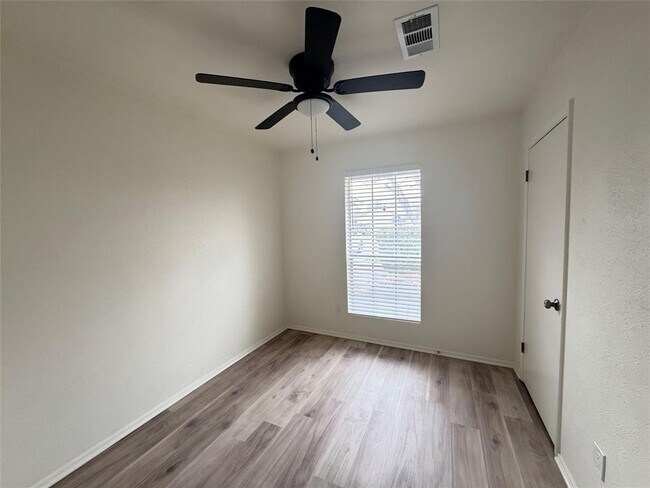 Building Photo - 1700 W Mesa Park Dr