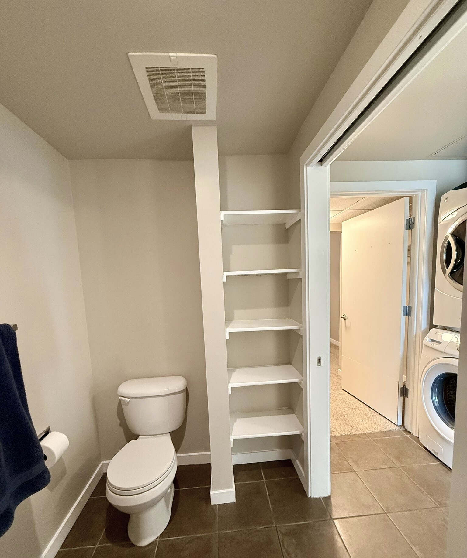 Separate toilet/shower room and linen storage - 1475 Delgany St