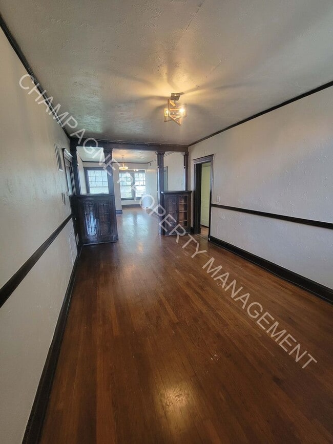 Building Photo - 620 W 39th Terrace