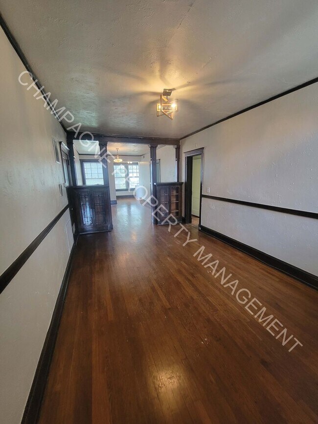 Building Photo - Newly Renovated 2 Bed 1 Bathroom Apartment