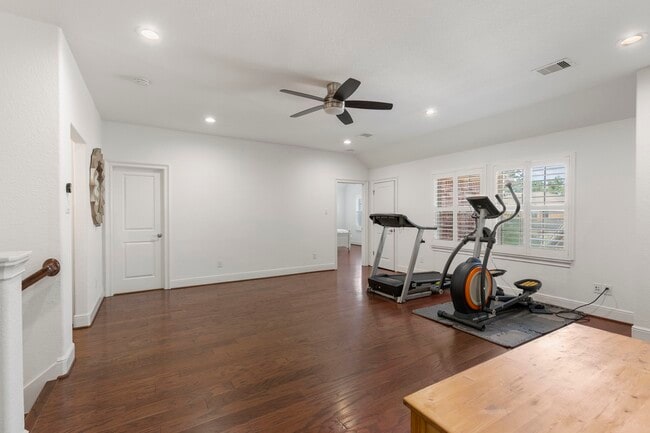 Building Photo - 18 Player Vista Pl