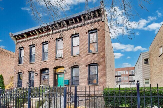 Building Photo - 902 S Claremont Ave