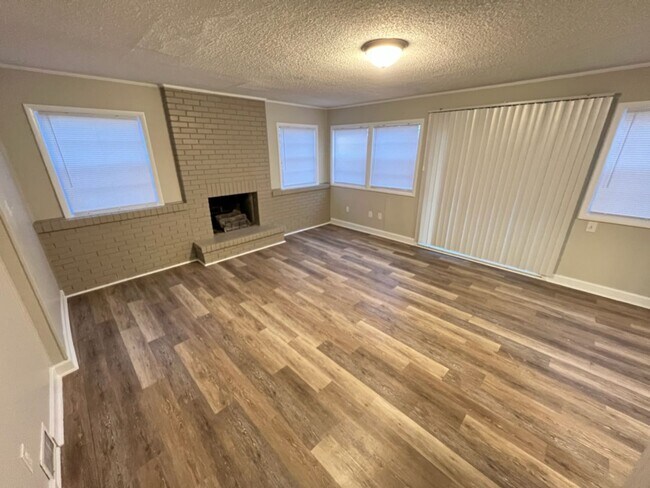 Building Photo - Freshly Remodeled 3 Bedroom Home Near Down...
