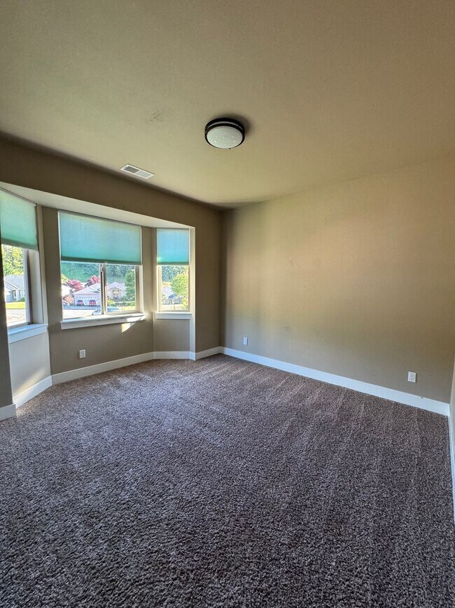 Building Photo - Newer Winchester 4 bedroom 2 bath home