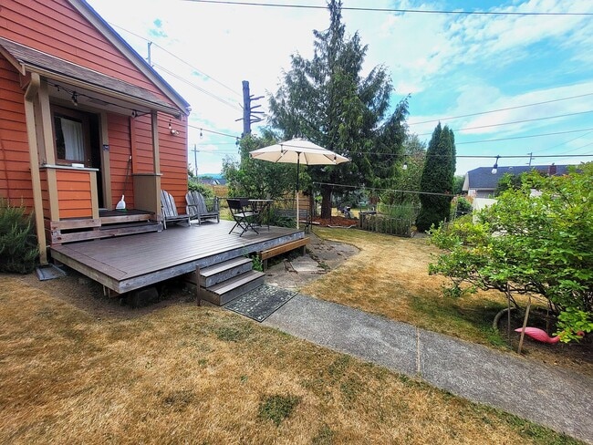 Building Photo - Charming Three Bedroom Home with Large Fen...