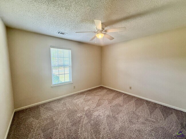 Building Photo - 104 Water Dr