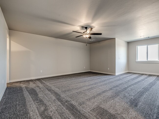 Building Photo - Newer Beautiful home in East Edmond + 4 Be...