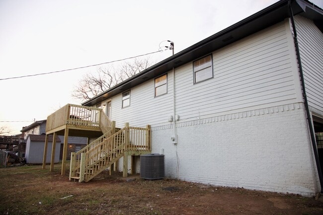 Building Photo - NEWLY REMODELED