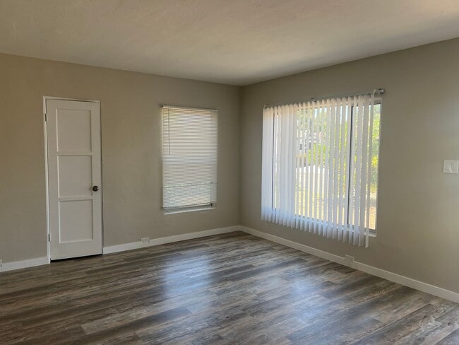 Building Photo - 2 Bedroom, 2 Bathroom Home