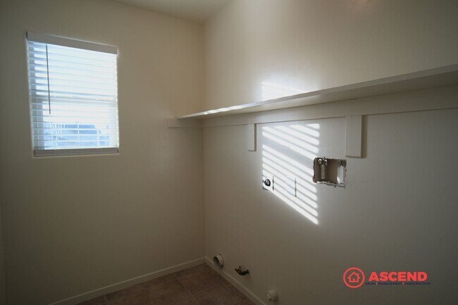 Building Photo - Stunning 2 Story Home!