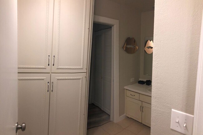Building Photo - 2 bed & 2 bath Condo. 2 car garage.