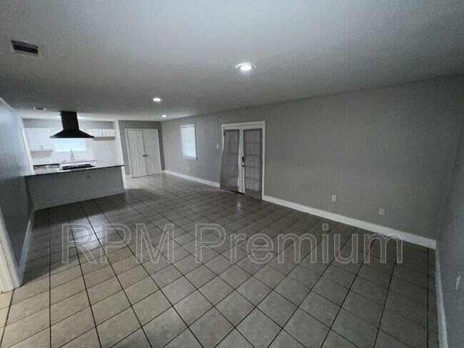 Building Photo - 464 Wilton Dr