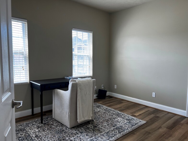 Building Photo - 1331 Suncrest Vlg