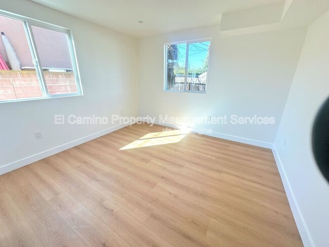Building Photo - 8727 Dalton Ave
