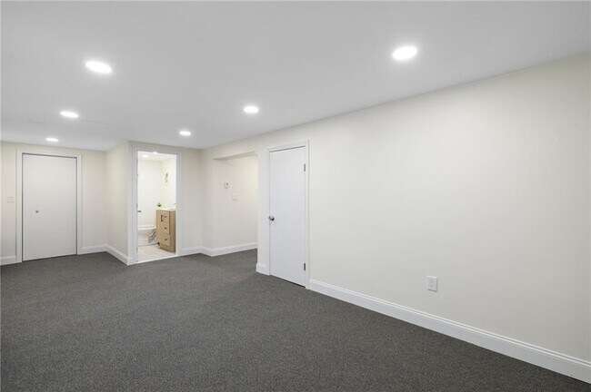 Building Photo - 33 Moorland Ave