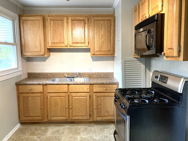 Building Photo - 1011 E 16th St