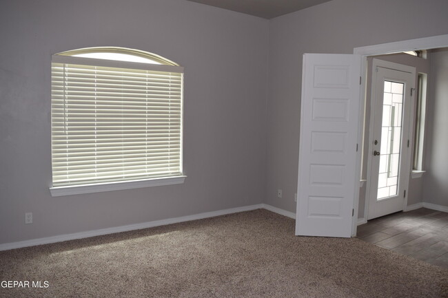 Building Photo - 355 Sol Ct