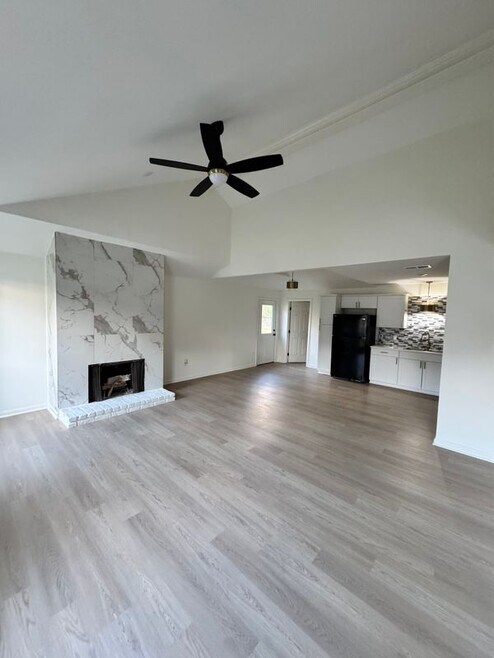 Building Photo - 1835 General Cleburne Ave