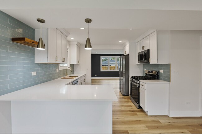 Building Photo - 9705 Oak Park Ave