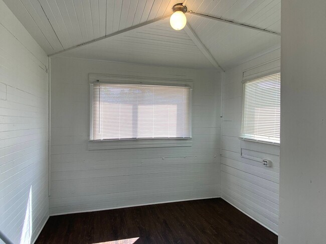 Building Photo - Two Bed, One Bath Apartment Located Downtown