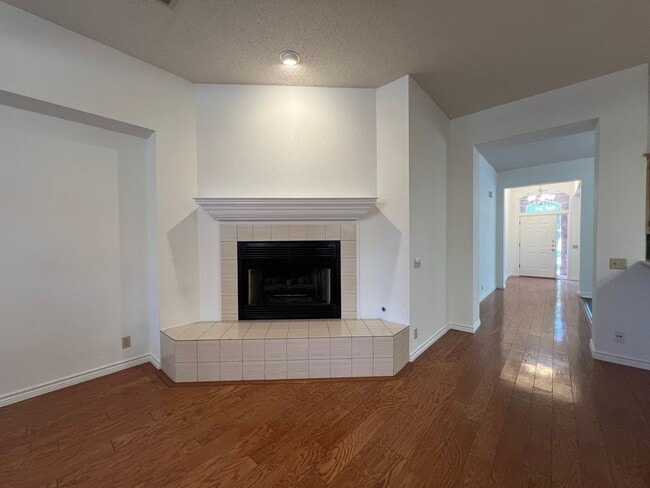 Building Photo - Spacious Canyon Creek 3 bed 2 bath Home