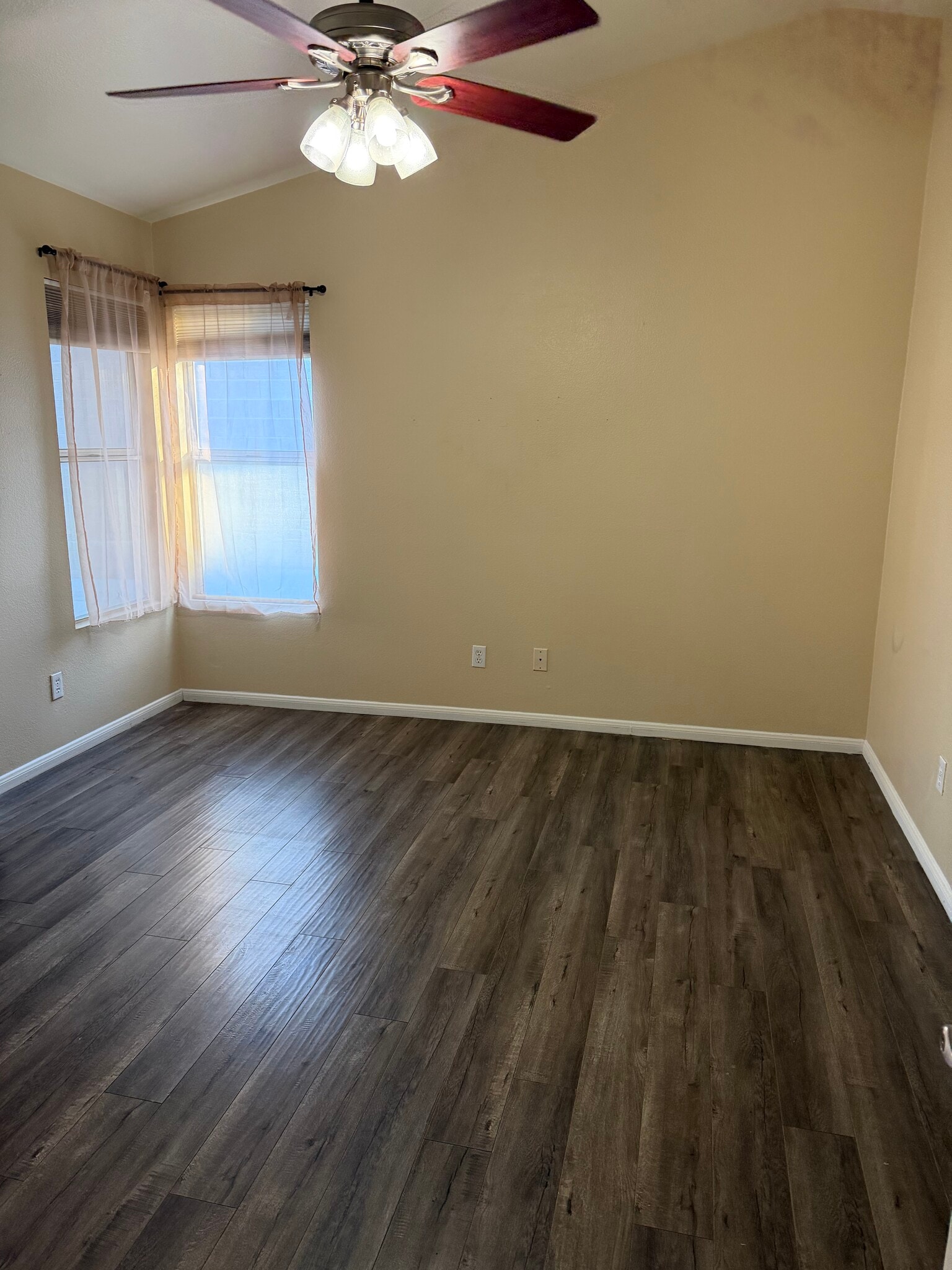 Building Photo - 2443 Avenida Flores