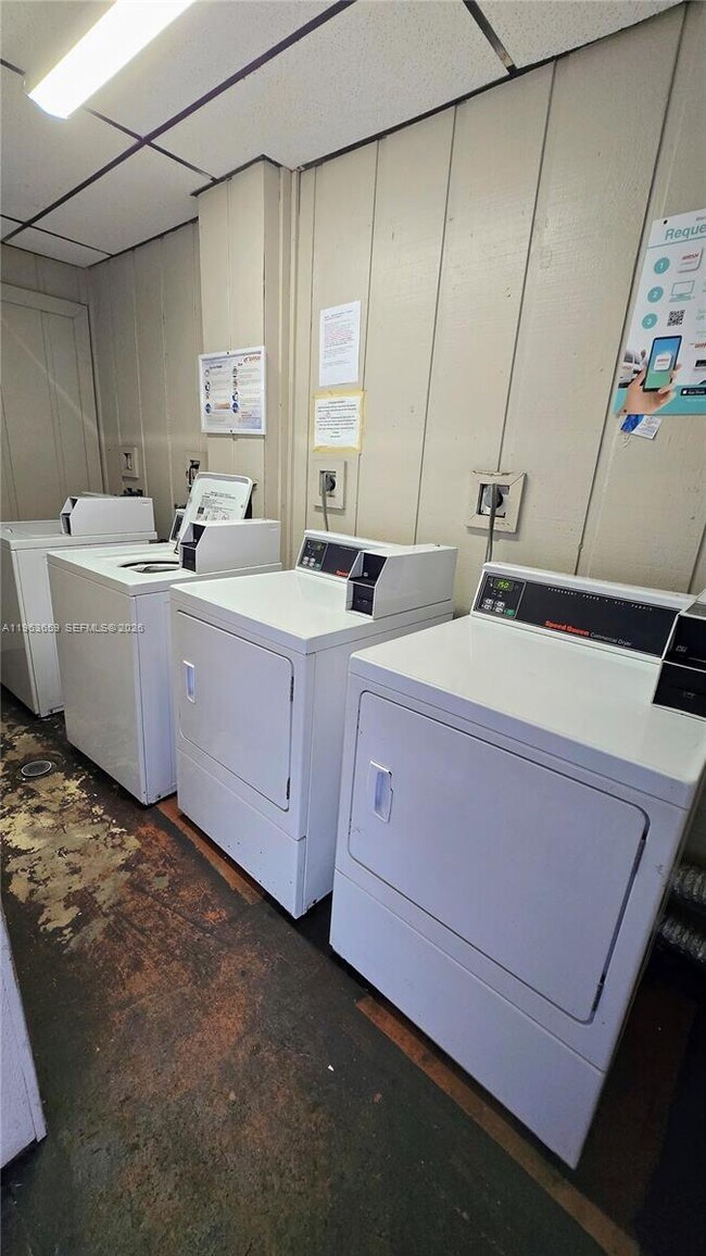 Building Photo - 7925 Fairview Dr