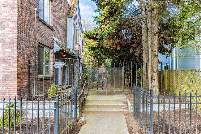 Building Photo - Lansdowne Manor Apartments