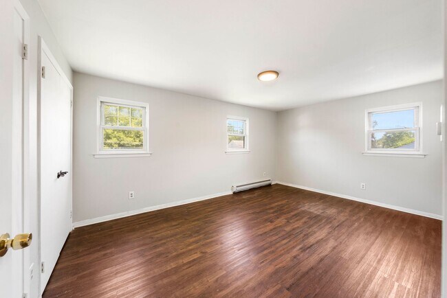 Building Photo - Spacious five bedroom home