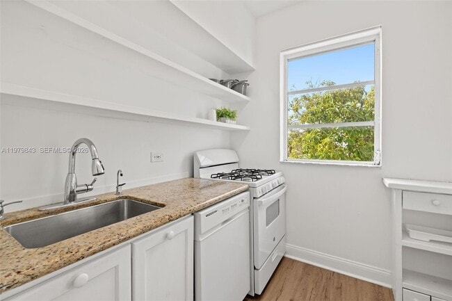 Building Photo - 4710 Pine Tree Dr