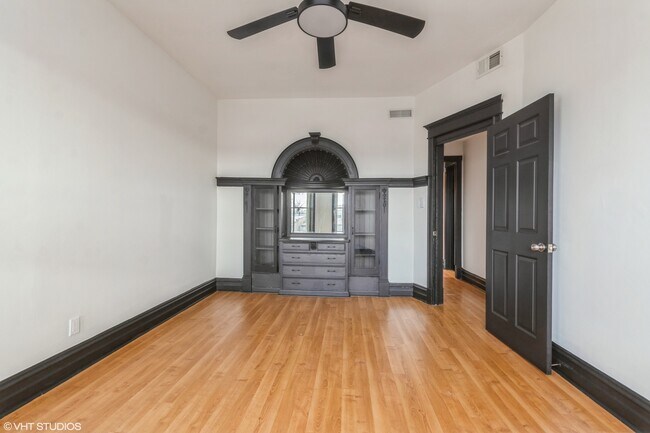 Building Photo - 6352 S Ingleside Ave