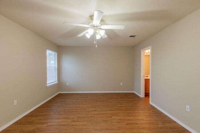 Building Photo - Charming 3BR/2.5BA Home with Spacious Back...