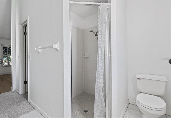 Building Photo - 5517 Loma Vista Dr E