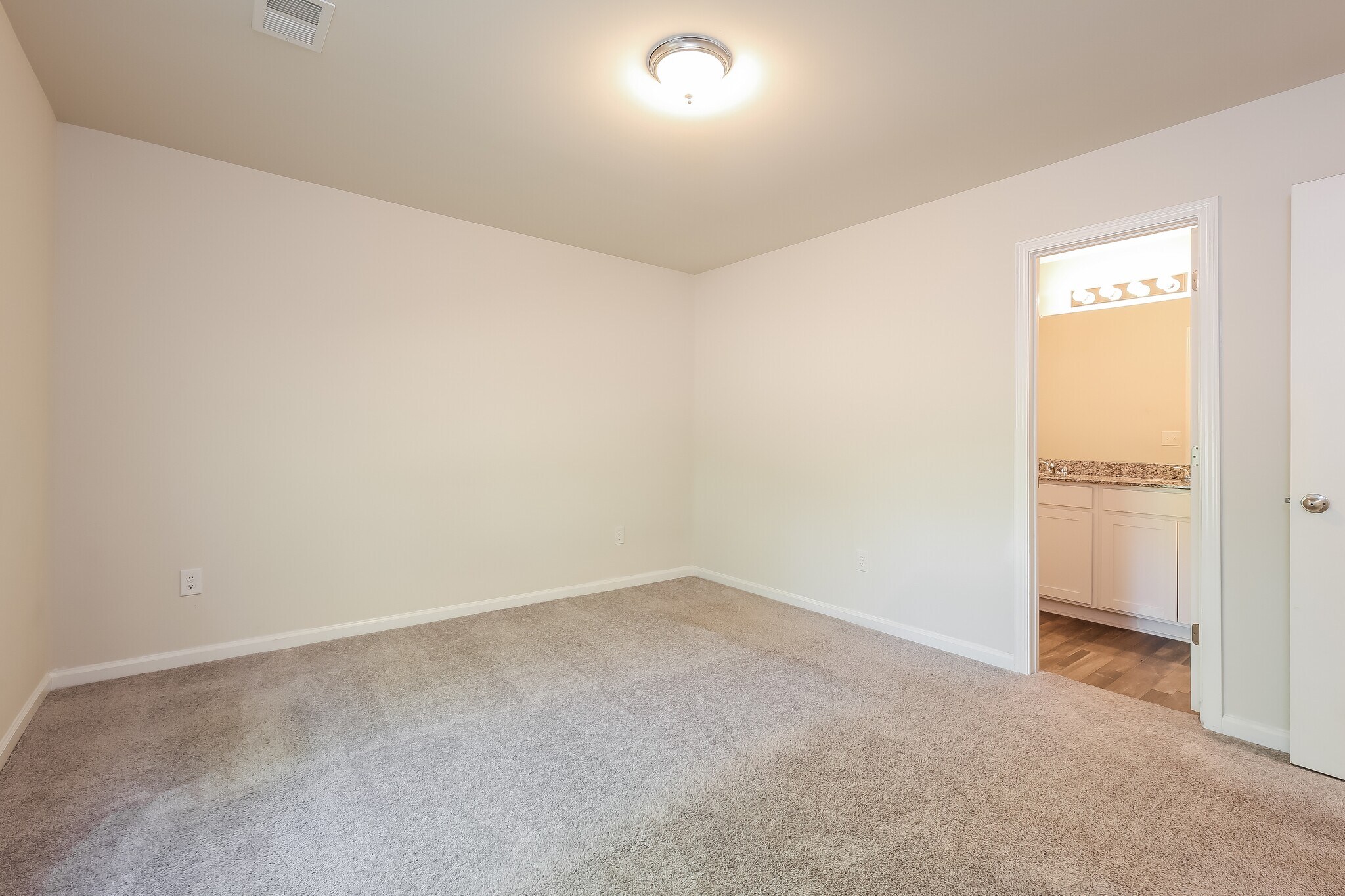 Building Photo - 161 Queens Cir